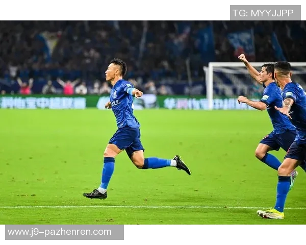 中超终极决战!申花落后海港2分,于汉超领衔冲冠逆袭之路 中超终极决战!申花落后海港2分,于汉超领衔冲冠逆袭之路