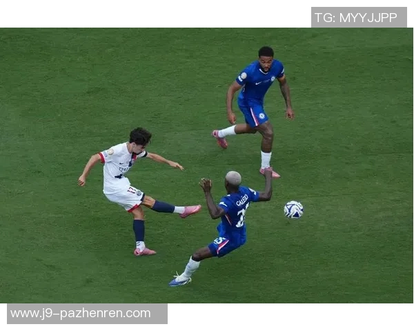 切尔西的内托俯冲头球破门！精彩瞬间背后的足球精神