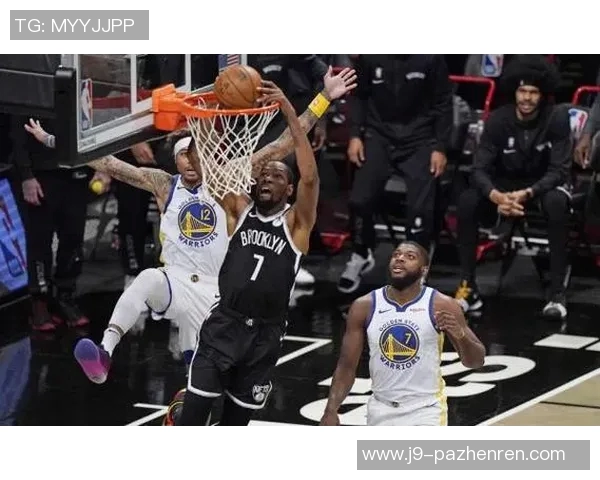 杜兰特宝刀未老,断球反击双手暴扣点燃赛场激情 杜兰特宝刀未老,断球反击双手暴扣点燃赛场激情